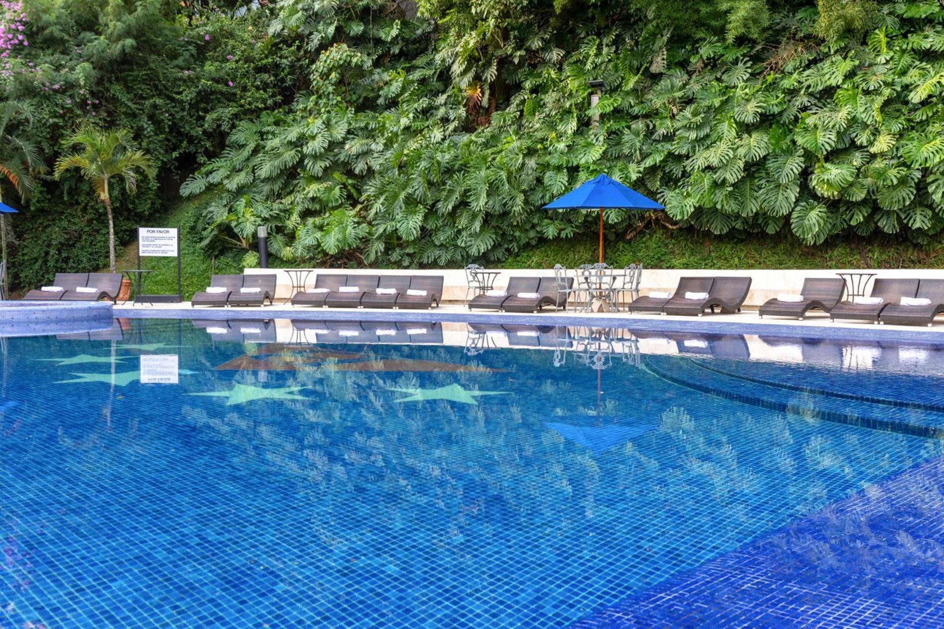 Hotel Dann Carlton Belfort Medellin Exterior photo Swimming pool at the hotel